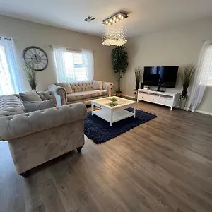 Homestay Spacious, Chic 3bd, Sleeps 8 Convenient To Everything, Las Vegas